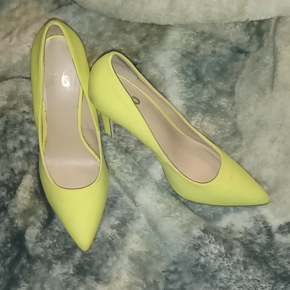 Mix no. 6 yellow hi heels size 7.5